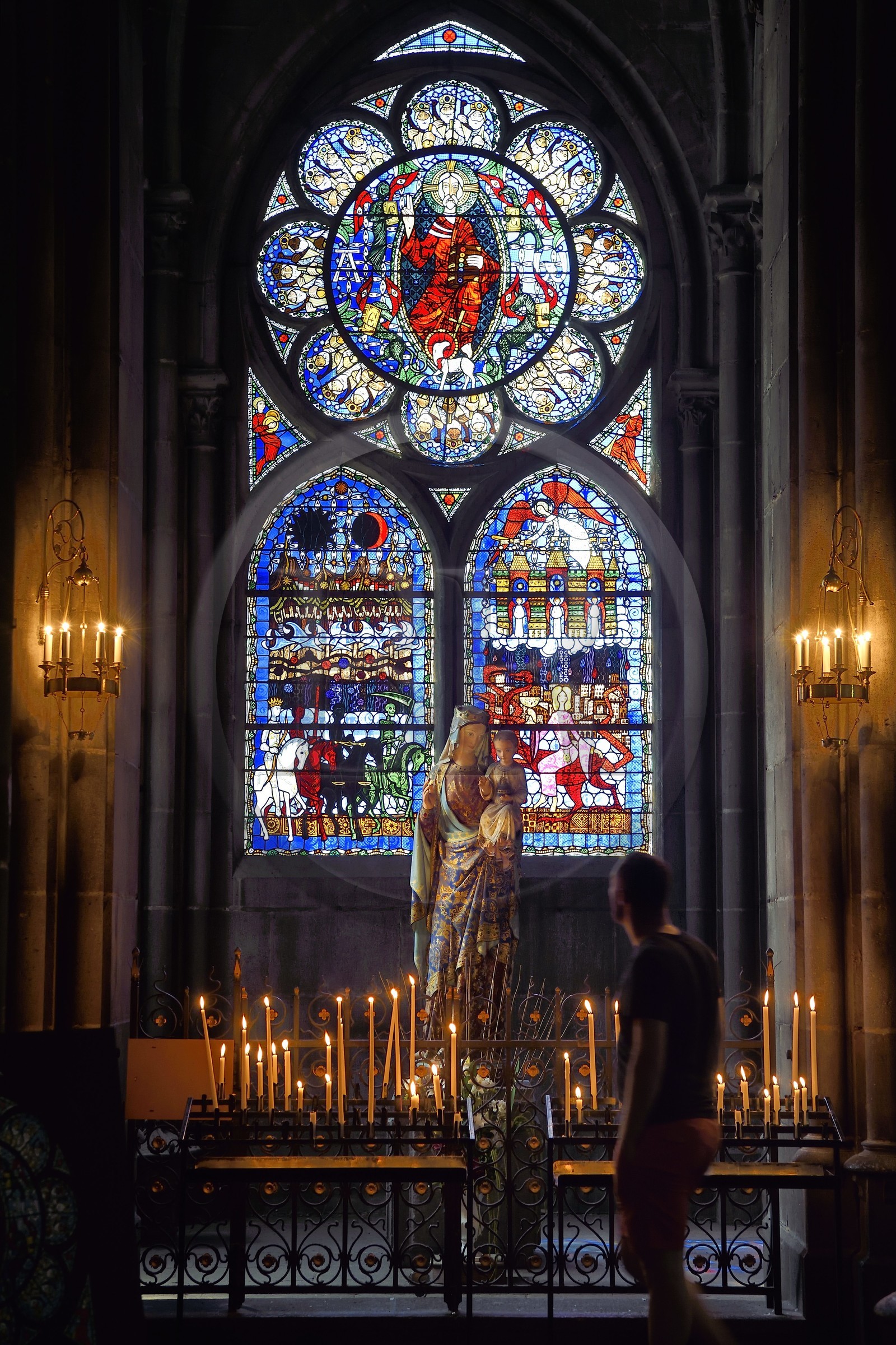 France, Puy-de-Dôme (63), Clermont-Ferrand, cathédrale Notre-Dame de l'Assomption du XIIIe siècle, statue de la Vierge Marie dans la chapelle de l'Apocalypse avec vitraux du XIIIe siècle