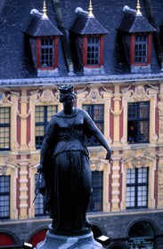 France, Nord (59), Lille, la déesse sur la Grand' Place (Charles de Gaulle) devant la Vieille Bourse