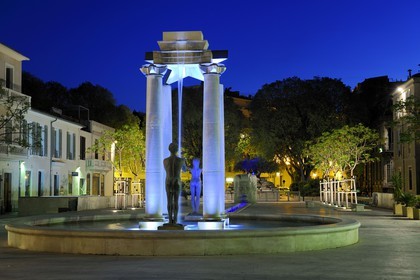 France, Gard (30) Nimes, la place d'Assas, statue de Martial Raysse