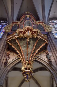 France, Bas-Rhin (67), Strasbourg, vieille ville classée au Patrimoine Mondial de l'UNESCO, la cathédrale Notre-Dame, le grand orgue qui domine la nef, l'automate appelé le Rohraffe (aussi Bretzelmann) à droite sous le grand orgue, de là les fidèles et le clergé se faisait insulter lors des offices des fêtes de la Pentecote, sur la gauche un héraut porte à sa bouche une trompette avec l’aide de cables tirés par l’organiste