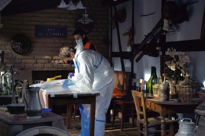 France, Bas-Rhin (67), Schiltigheim, intervention de deux ingénieurs de l’Agence nationale pour la gestion des déchets radioactifs (Andra) chez des particuliers pour enlever la radioactivité d’un modèle rare de fontaine au radium centenaire