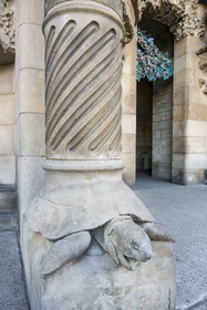 Espagne, Catalogne, Barcelone, quartier de l'Eixample, basilique de la Sagrada Familia de l'architecte du modernisme catalan Antoni Gaudi classée Patrimoine Mondial de l'UNESCO, tortue soutenant une des colonnes de la porte de la Charité