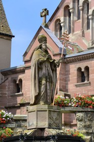 France, Haut-Rhin (68), Eguisheim, labellisé Les Plus Beaux Villages de France, statue du pape Leon IX, natif du village