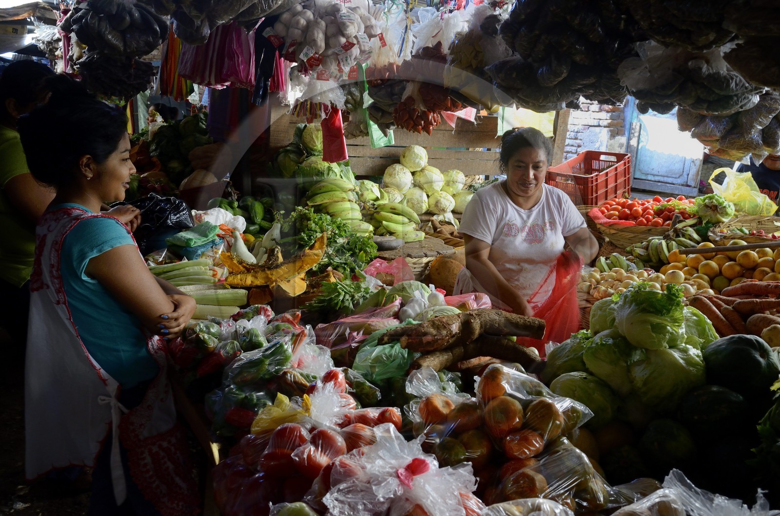 Nicaragua, Granada, marché central, vendeuse de fruits et légumes Nicaragua, Granada, marché central, vendeuse de fruits et légumes