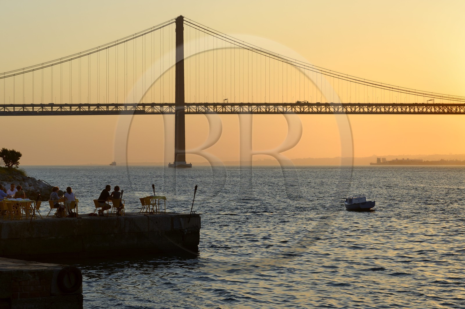 Portugal, région de Lisbonne, commune d'Almada au lieu dit Ponto Final sur la rive sud du Tage, le pont du 25 de Abril