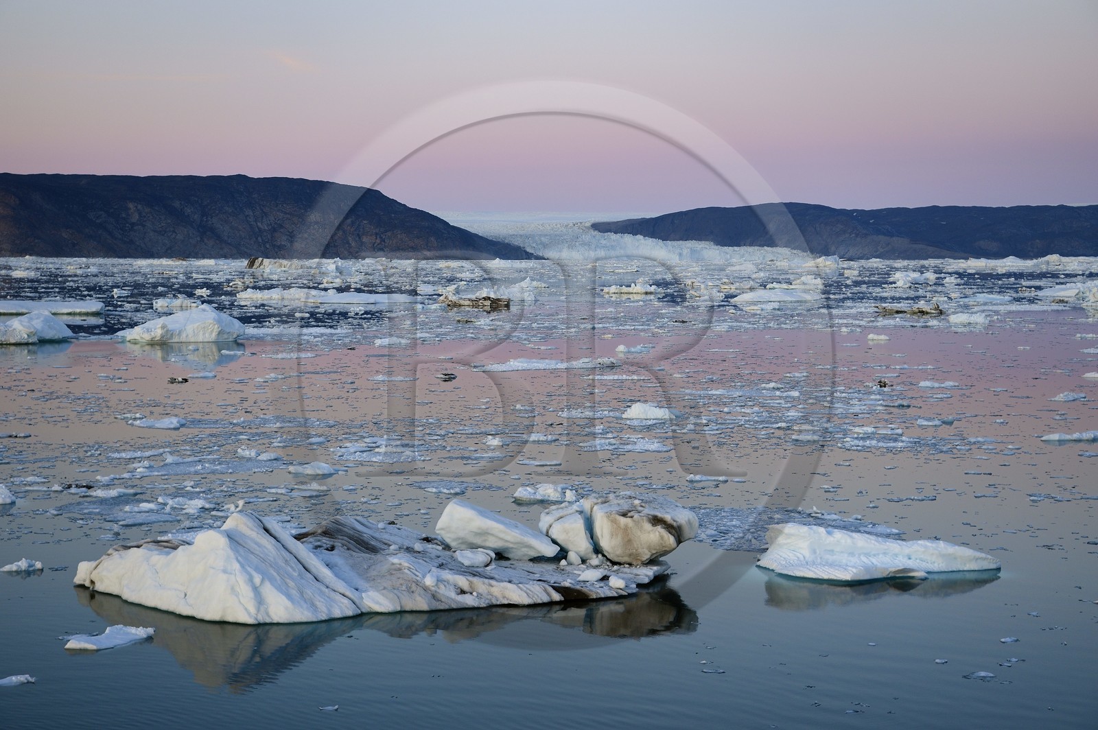 Groenland, cote ouest, baie de Disko, baie de Quervain, le glacier Eqip Sermia (glacier Eqi) au crépuscule