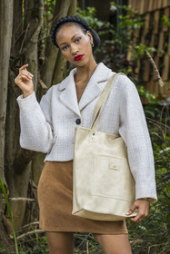 Rwanda, Kigali, Norrsken House Kigali, la mannequin Winnie Shema Tumusiime met en valeur la collection de sac de la marque Flove made in Rwanda