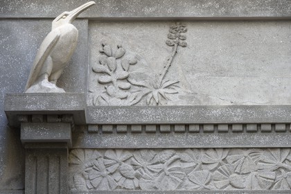 France, Alpes-Maritimes (06), Nice, quartier des Baumettes, l'immeuble Art déco Le Gloria Mansions, décor du portail dans la cour intérieure