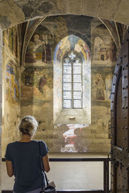 France, Vaucluse (84), Avignon, Palais des Papes classé Patrimoine mondial de l'UNESCO, chapelle Saint-Jean avec les peintures murales de Matteo Giovannetti et projection d'un film d'un tag de Miss.Tic à l'occasion de son exposition A la vie, à l’amor en 2024