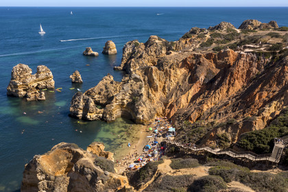 Portugal, Algarve, Lagos, la plage de Praia do Camilo nichée entre des falaises escarpées non loin de Ponta da Piedade (vue aérienne)