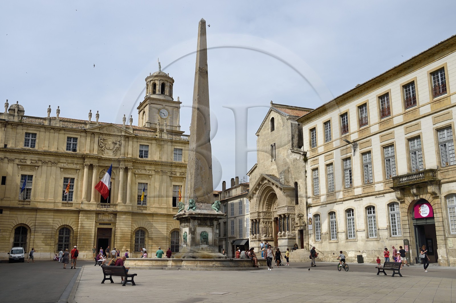 France, Bouches-du-Rhône (13), Arles, place de la République, tour de l'Horloge de l'Hôtel de Ville, fontaine de l'obélisque, et l' église Saint-Trophime du XIIe-XVe siècle, classée Patrimoine Mondial de l'UNESCO