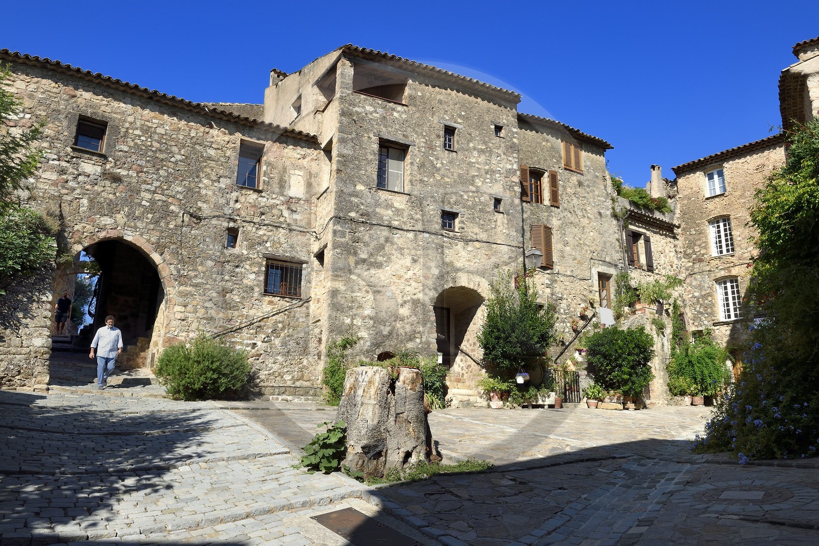 France, Var (83), La Dracénie, Les Arcs-sur-Argens, place de la cité médiévale dans la ville haute