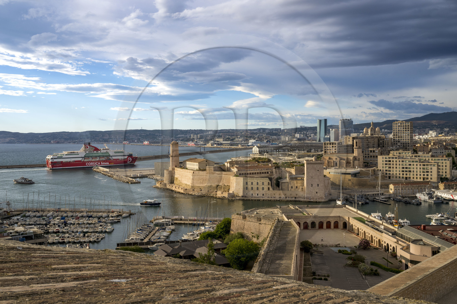 France, Bouches-du-Rhône (13), Marseille, le Fort Saint Jean à l'entrée du Vieux Port vu depuis la Citadelle de Marseille (Fort Saint-Nicolas, le haut fort appelé fort d’Entrecasteaux), le Fort Ganteaume (bas fort Saint-Nicolas) au premier plan