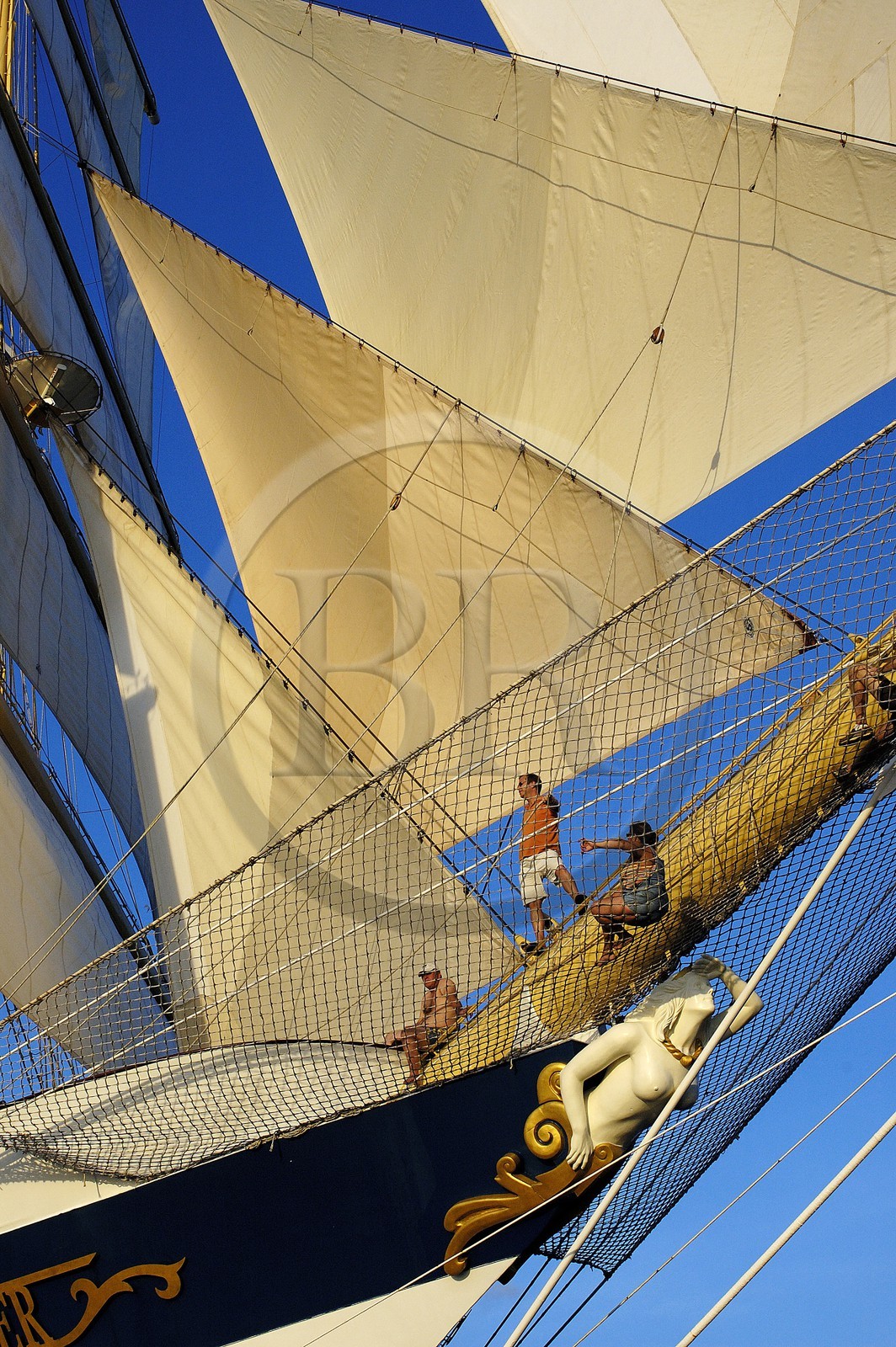 Caraïbes, la proue du SPV Royal Clipper toutes voiles dehors avec des passagers dans le filet