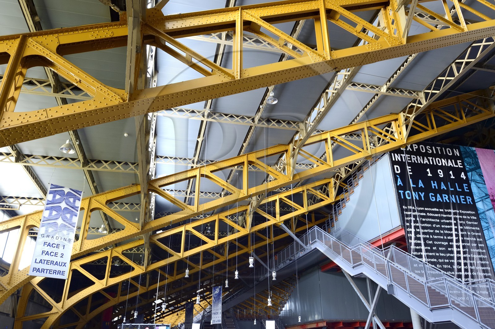 France, Rhône (69), Lyon, salles de concerts halle Tony Garnier de l'architecte Tony Garnier, la structure métallique