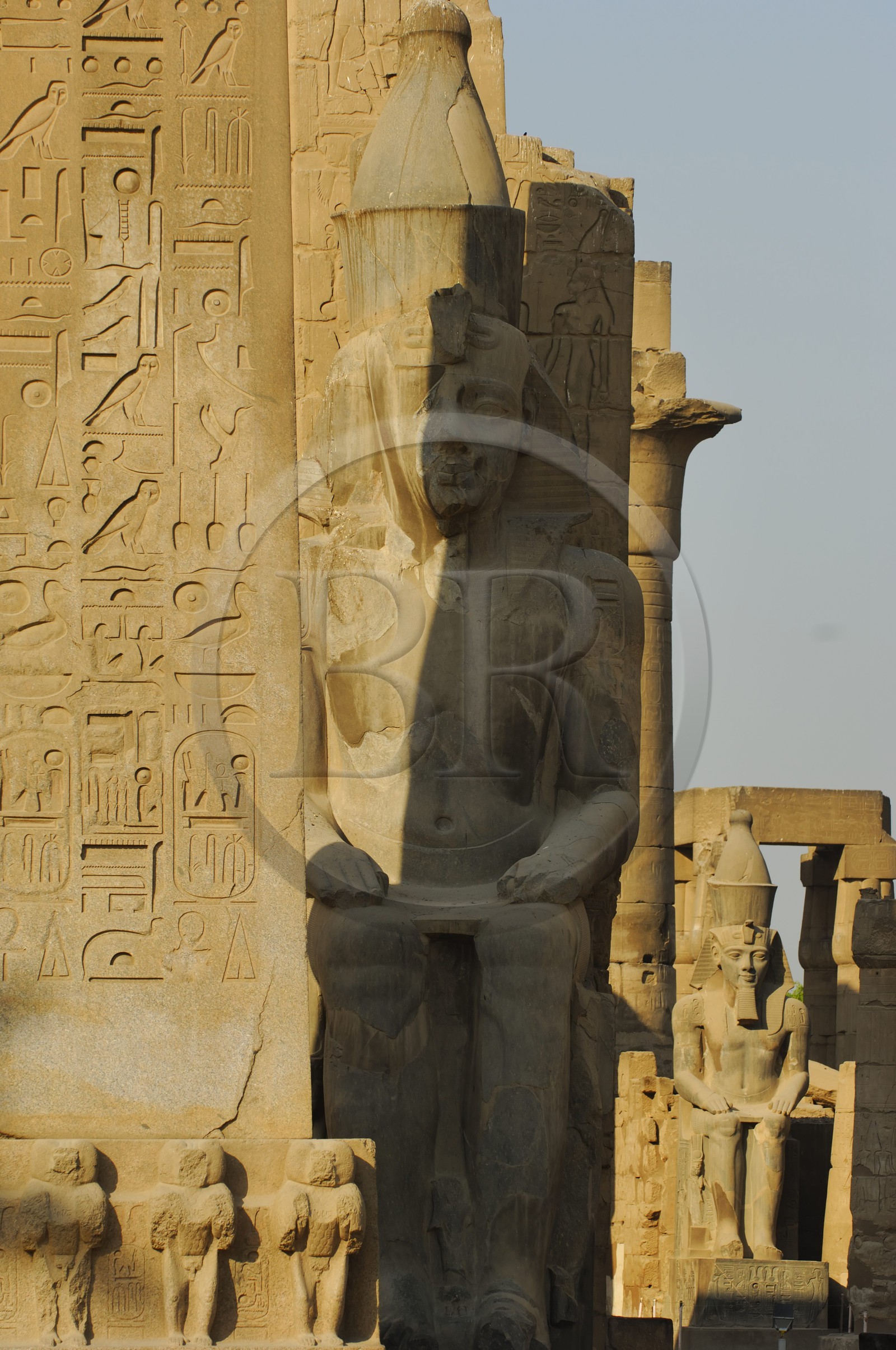 Egypte, Haute Egypte, vallée du Nil, temple de Louxor classé Patrimoine Mondial de l'UNESCO, le 1er pylone et l'obélisque