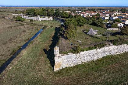 France, Charente-Maritime (17), Saintonge, Marennes-Hiers-Brouage, citadelle de Brouage, labellisé Les Plus Beaux Villages de France, les remparts batis de 1630 à 1640 dessinent un carré de 400m de côté et sont défendus par 7 bastions munis d'échauguettes (vue aérienne)