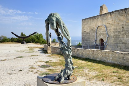France, Vaucluse (84), Parc Naturel Regional du Luberon, Lacoste, chateau de Lacoste, une des residences du Marquis de Sade et de nos jours propriété de Pierre Cardin, sculpture Arbre de la Vie de l'artiste Ettore Greco au premier plan