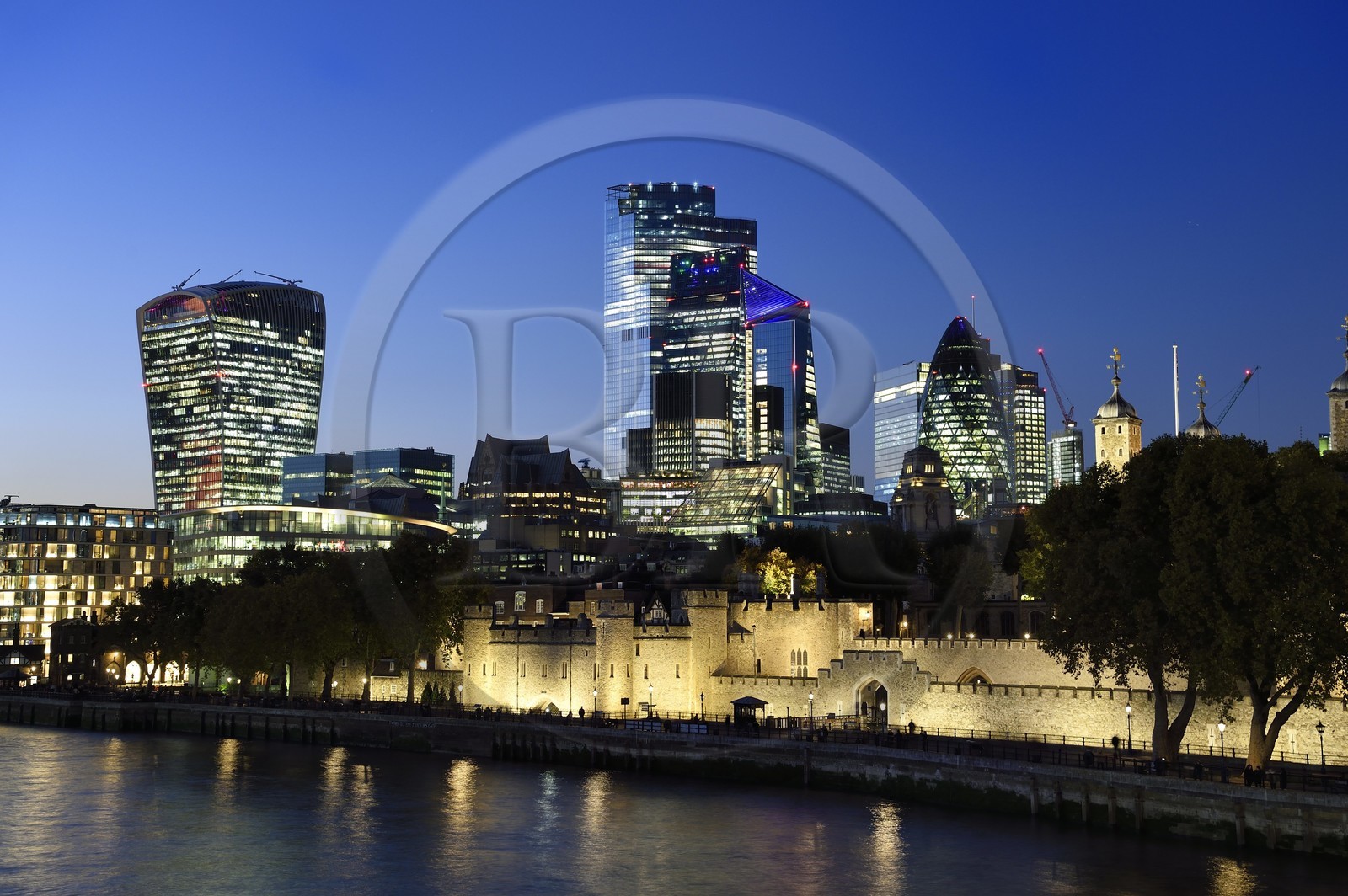 Royaume-Uni, Londres, les rives de la Tamise, la Tour de Londres, la City avec ses gratte-ciel, la tour dénommée le Talkie Walkie conçue par l'architecte Rafael Vinoly, la tour Le 30 St Mary Axe ou Swiss Re Building appelée aussi le cornichon concue par l'architecte Norman Foster