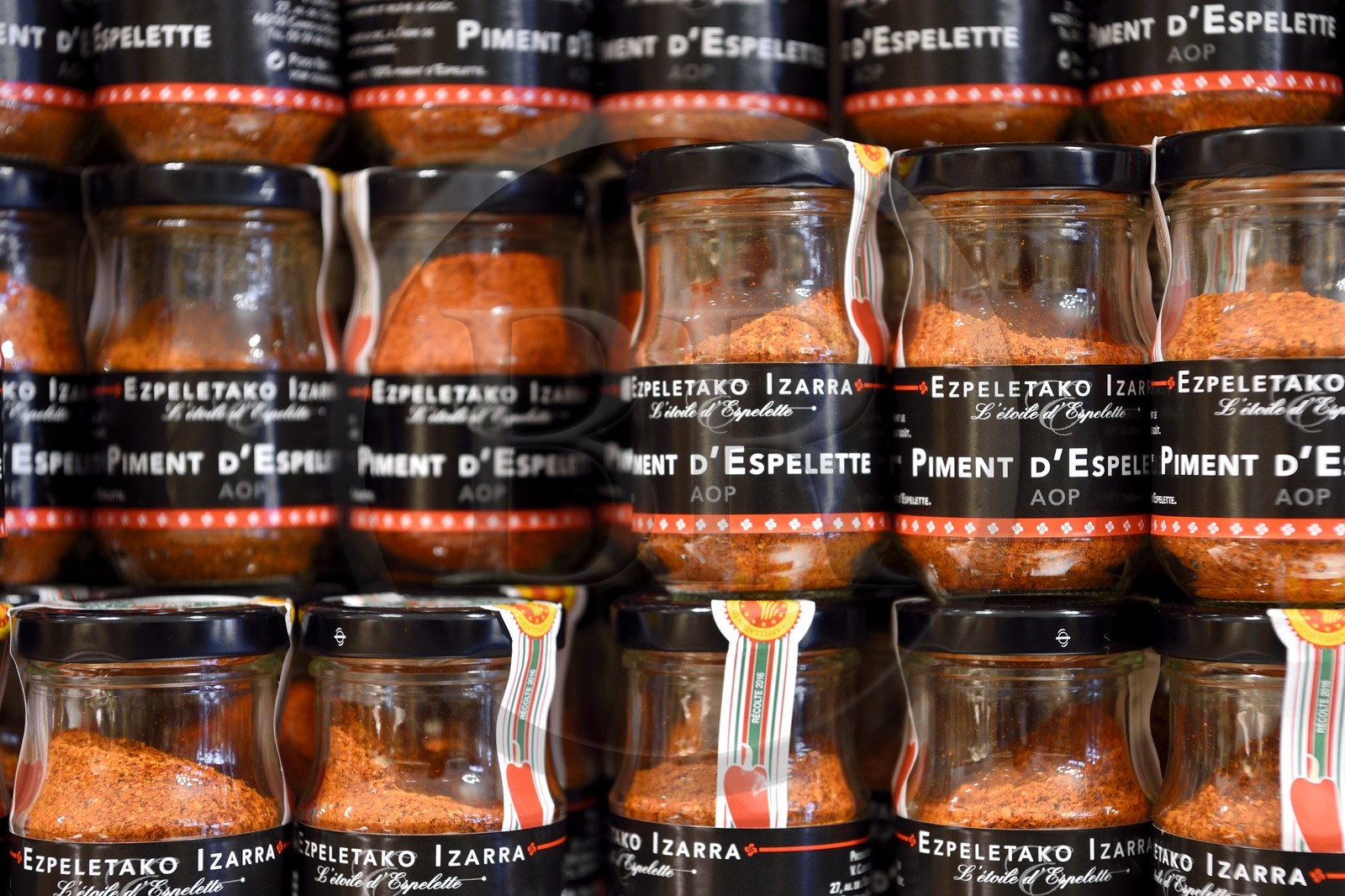France, Pyrénées-Atlantiques (64), Pays-Basque, Espelette, piment d'Espelette AOP en poudre dans l'épicerie de la productrice Virginie Curutchet