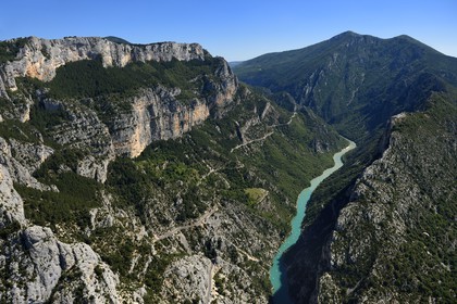 Var (83) rive gauche et Alpes-de-Haute-Provence (04) rive droite, Parc Naturel Régional du Verdon, le Grand Canyon des Gorges du Verdon entre Le Galetas et le Cirque de Vaumale en arrière plan (vue aérienne)