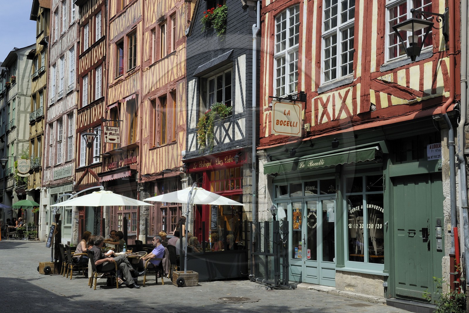 France, Seine-Maritime (76), Rouen, la rue médiévale Martainville qui longe l'église Saint-Maclou France, Seine-Maritime (76), Rouen, la rue médiévale Martainville qui longe l'église Saint-Maclou