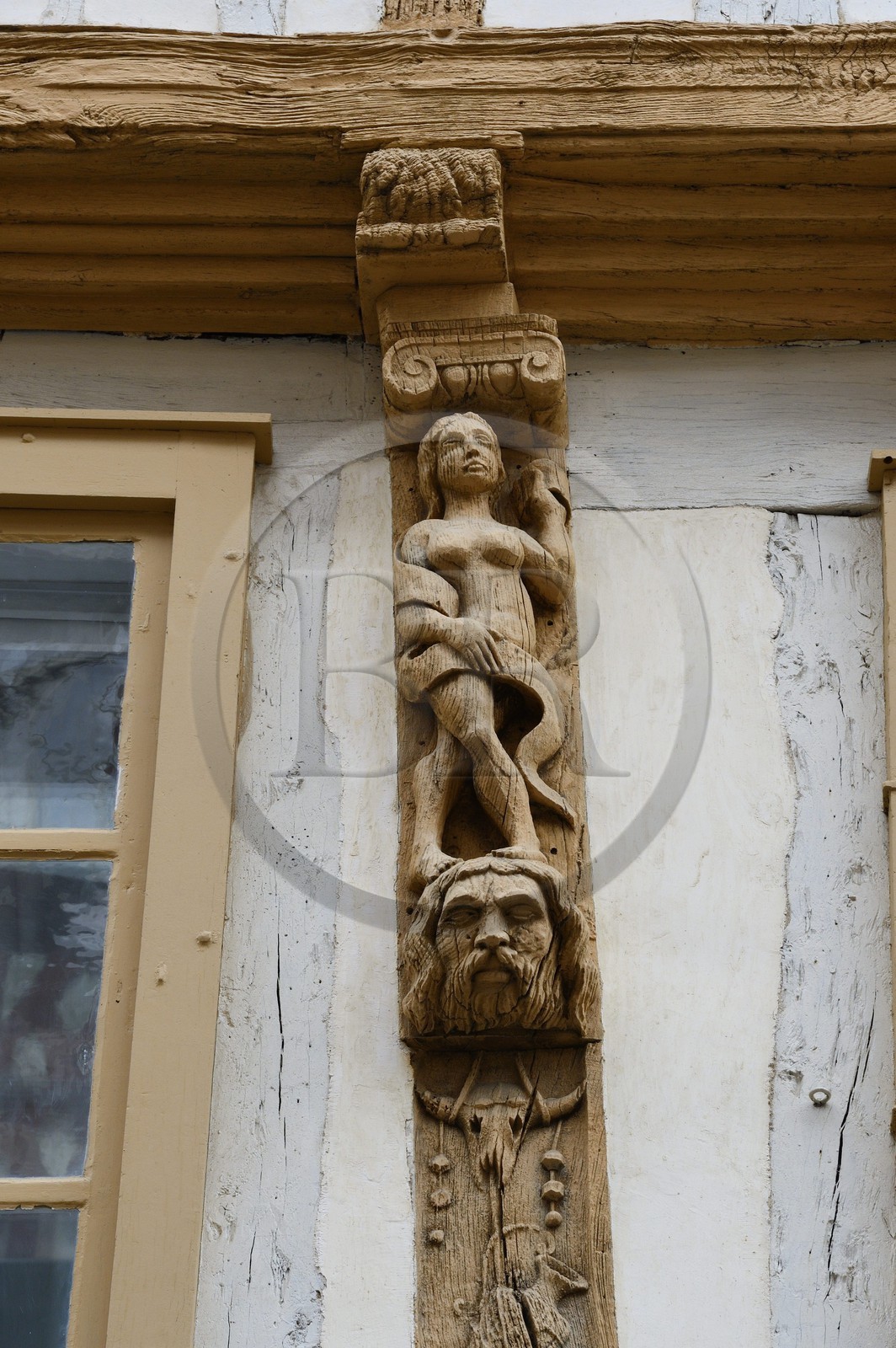 France, Ille-et-Vilaine (35), Rennes, maison à pans de bois 3 rue Saint-Georges du milieu du XVIème siècle, Eve d'inspiration médiévale et bucrane d'inspiration renaissance
