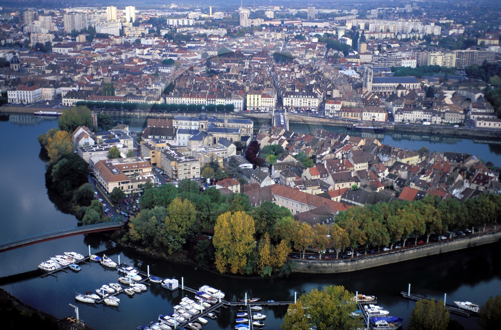France, Saône-et-Loire (71), Châlon-sur-Saône, l'île (avec hôpital) sur la Saône face à la vieille ville (vue aérienne)