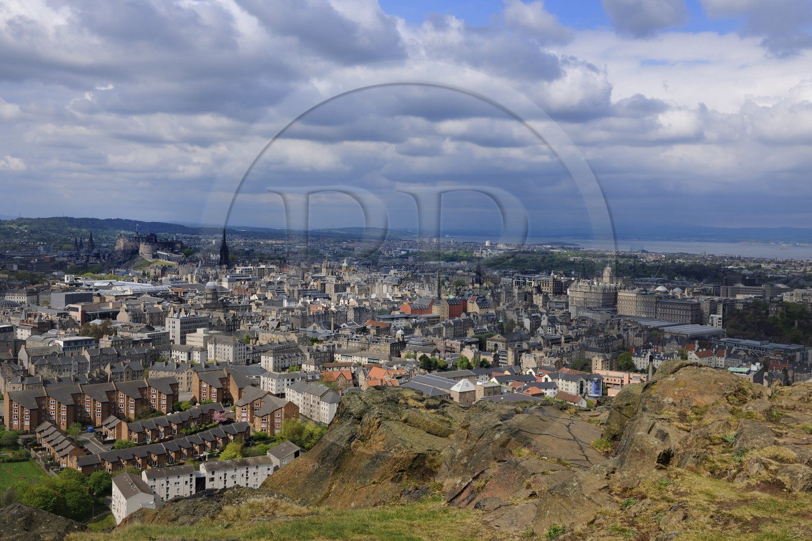 Royaume-Uni, Ecosse, Edimbourg, vue sur la ville qui s'étend jusqu'au Firth of Forth depuis l'Arthur's seat