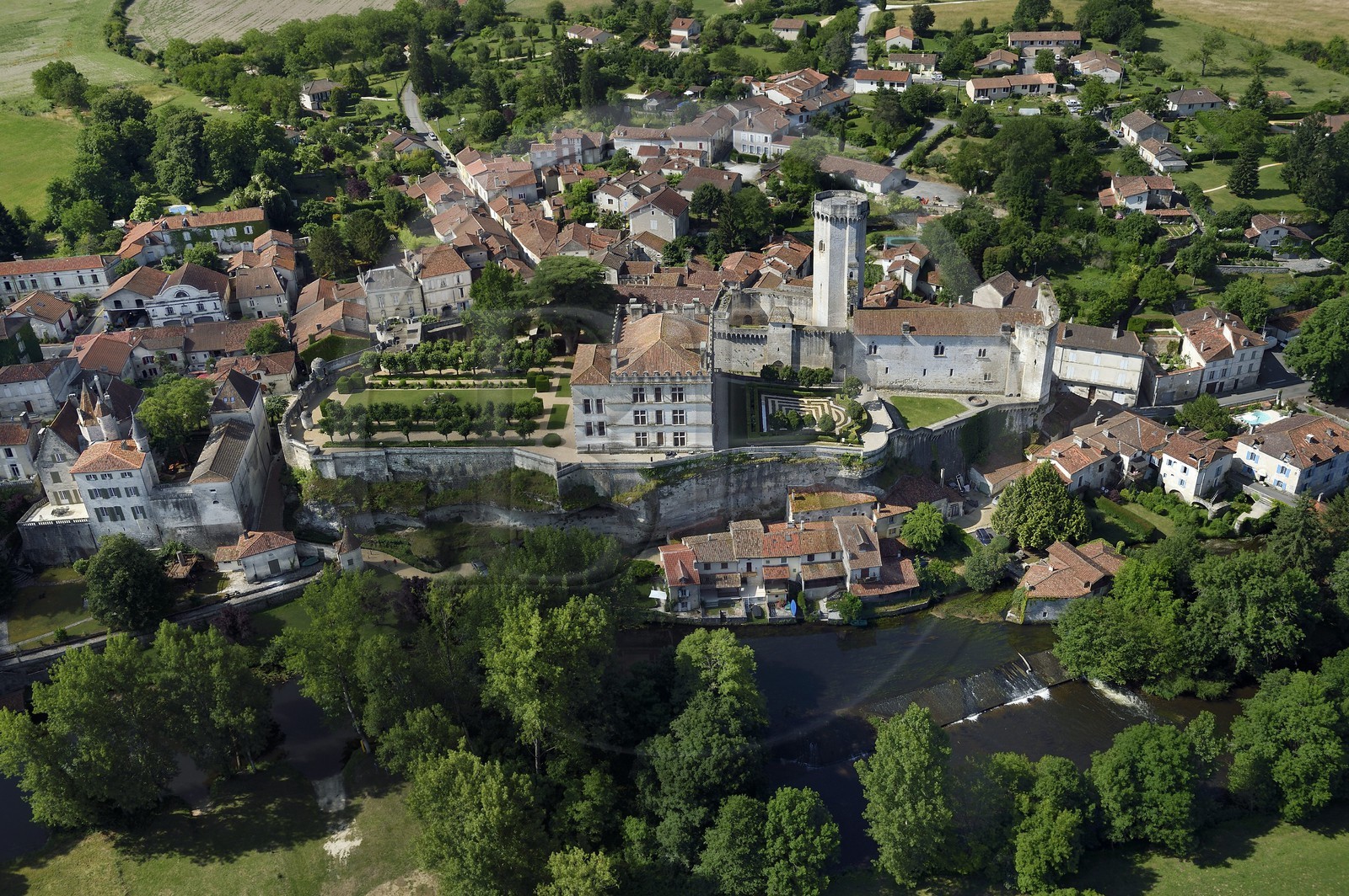 France, Dordogne (24), Périgord Vert, Bourdeilles, le chateau dominant le village et la Dronne (vue aérienne)