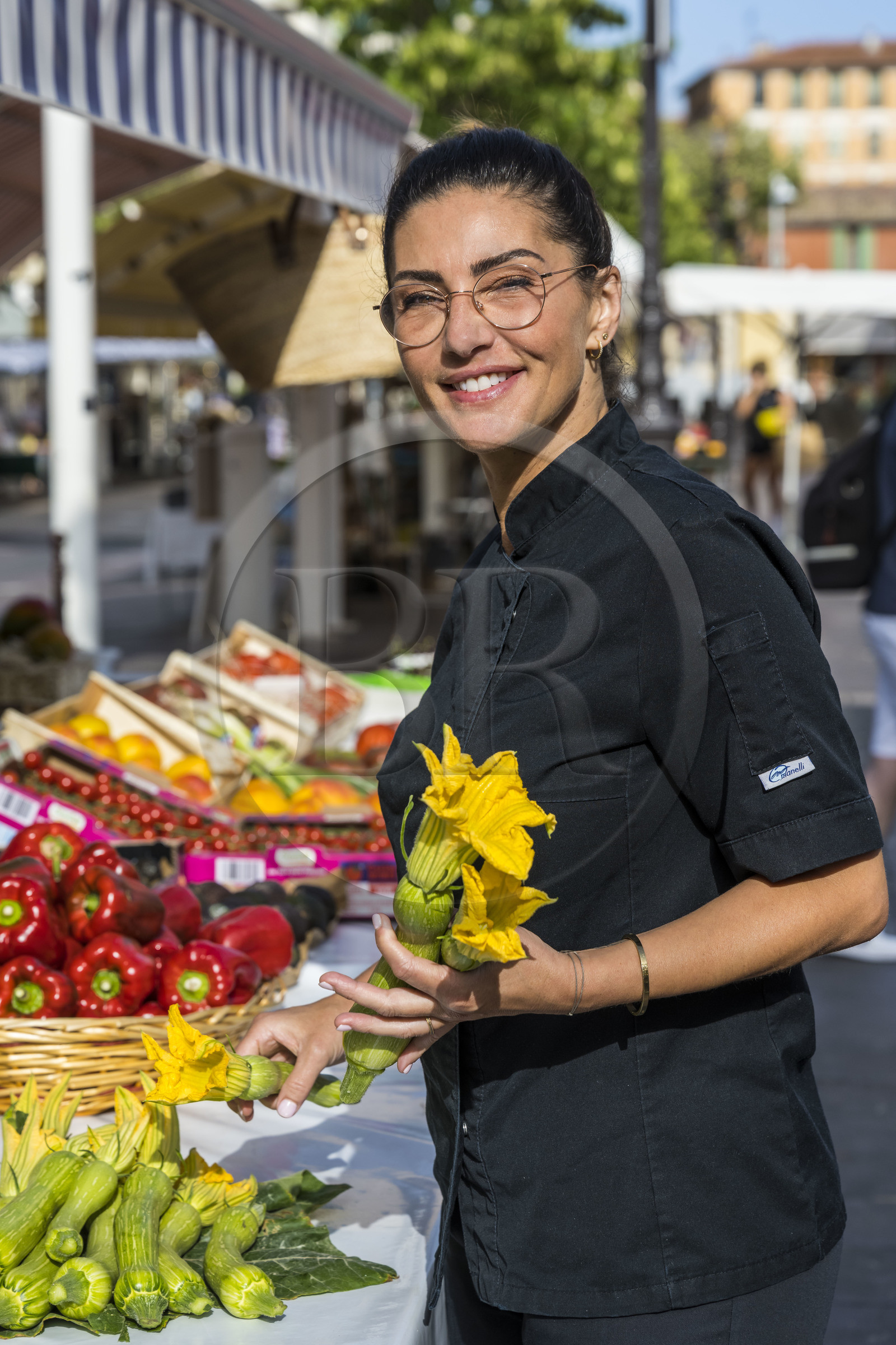 France, Alpes-Maritimes (06), Nice classée Patrimoine Mondial de l'UNESCO, le Vieux Nice, le marché du cours Saleya, Virginie Acchiardo, chef du restaurant Chez Acchiardo dans la rue Droite, achète des courgettes bios en fleur