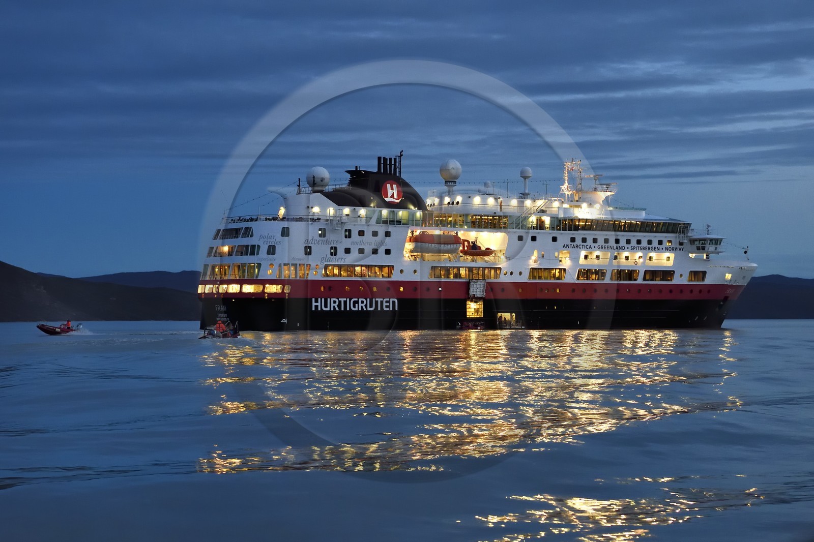 Groenland, région du centre ouest, baie de Kangerlussuaq, embarquement de nuit sur le bateau de croisière MS Fram de la compagnie Hurtigruten