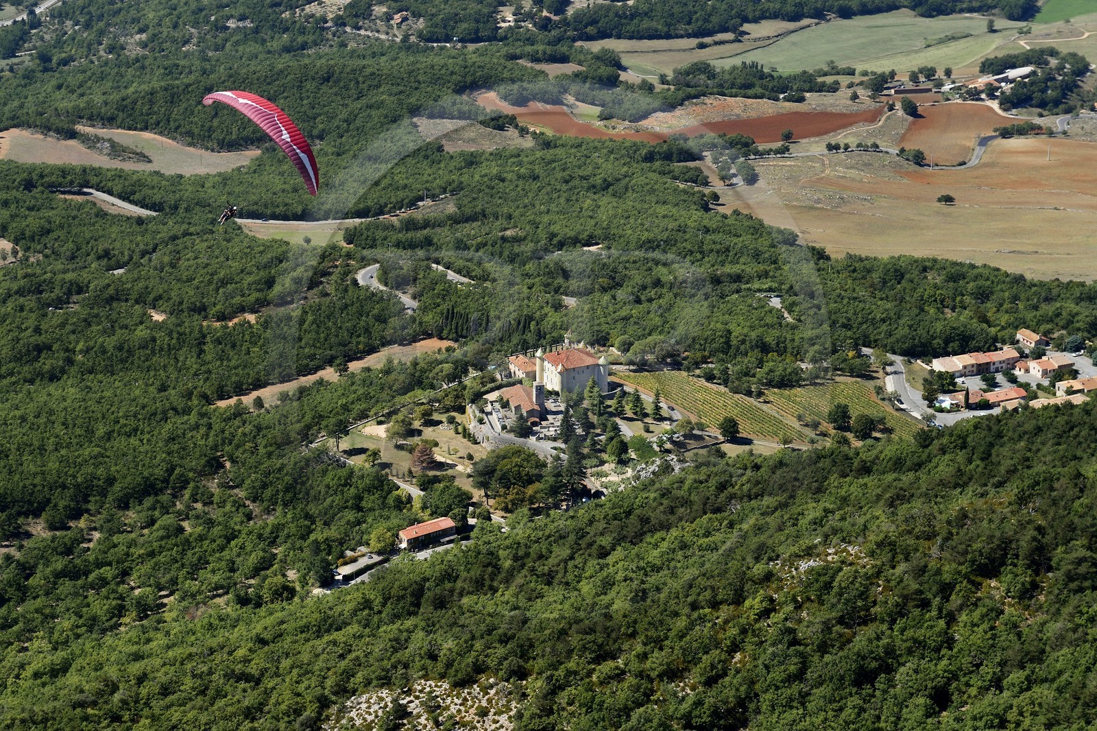 France, Var (83), Parc Naturel Régional du Verdon, le chateau d'Aiguines datant de la Renaissance et l'église Saint-Jean (vue aérienne)