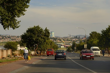 Afrique du Sud, province de Gauteng, Johannesburg, Soweto, le quartier d'Orlando dans le township, sur Kumalo Main road et les Orlando towers en arrière plan