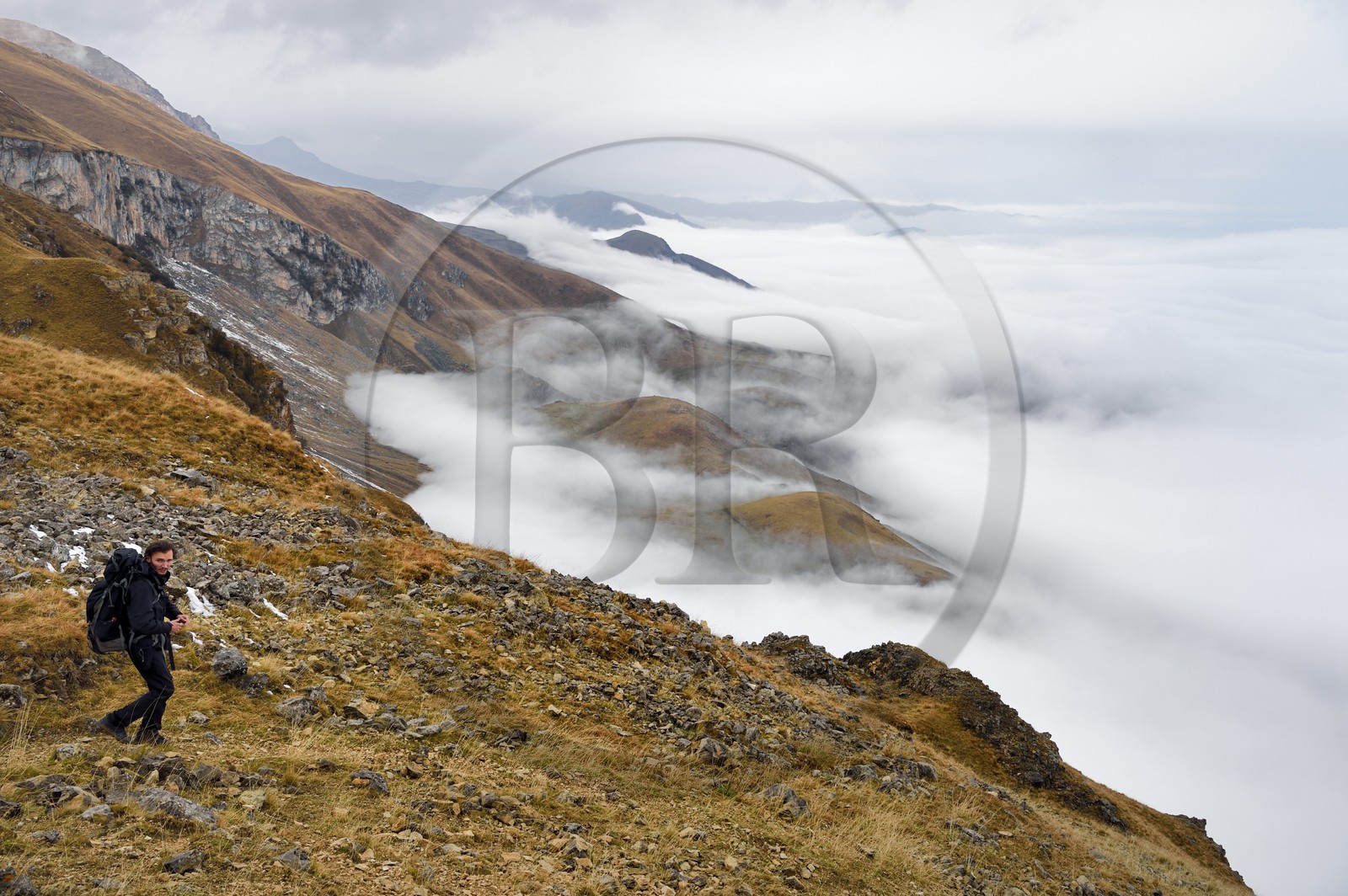 Azerbaïdjan, région de Quba (Guba), chaine de montagne du Grand Caucase, randonnée entre le village de Giriz et de Laza sur le Mont Gizilgaya, le guide de montagne Javid Gara, en arrière plan la frontière russe