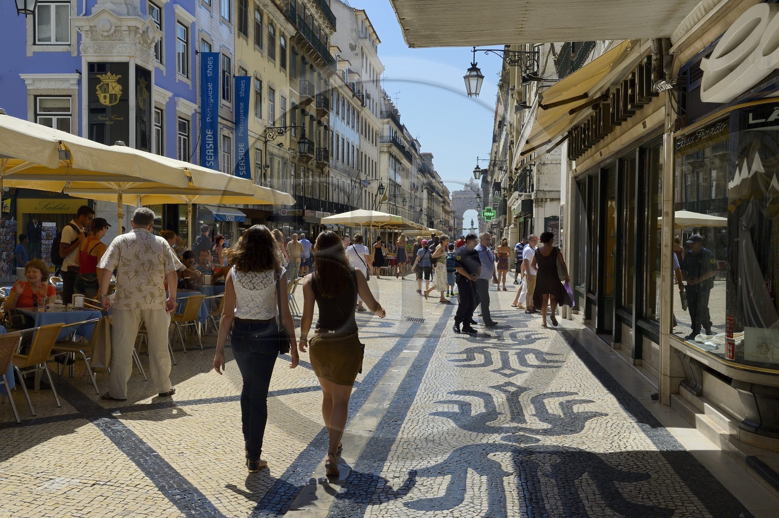 Portugal, Lisbonne, quartier de Baixa pombalin, la rue piétonne et très commerçante rua Augusta