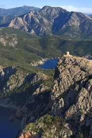France, Corse-du-Sud (2A), Golfe de Porto, classé Patrimoine Mondial de l'UNESCO, le Capo Rosso et la Tour Génoise de Turghiu (Turghio) en arrière plan (vue aérienne)
