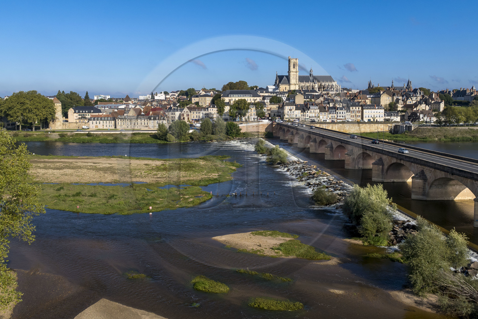 France, Nièvre (58), Nevers, la Loire en aval du Pont de la Loire et la cathédrale Saint-Cyr-et-Sainte-Julitte en arrière plan (vue aérienne)