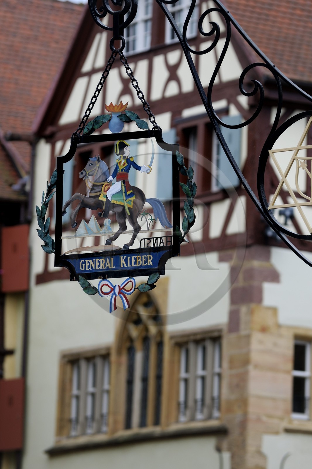 France, Haut-Rhin (68), Colmar, enseigne de l'ancien café « Général Kléber » (général de Napoleon) à l'angle de la Place de la cathédrale et de la rue des Tourneurs dessinée par Hansi
