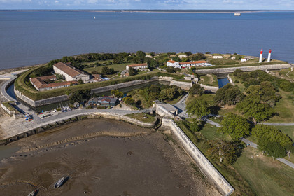 France, Charente-Maritime (17), Ile d'Aix, Fort de la Rade et l'ile d'Oleron en arrière plan (vue aérienne)