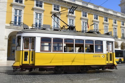 Portugal, Lisbonne, quartier de Baixa pombalin, tramway (electricos) sur la Praca do Comercio (Place du Commerce)