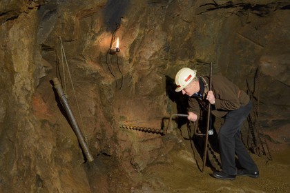 France, Moselle (57), Vallée de la Fensch, Neufchef, Antoine Bach a passé 36 années sous terre en temps que porion (maître mineur) dans les galeries de l'ancienne mine de fer de Hayange, percer un trou pour mettre de la poudre et faire exploser la roche