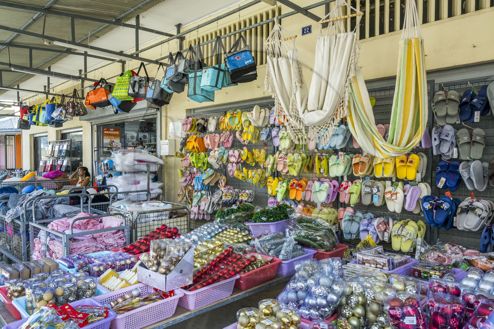 France, Guyane, Cayenne, magasin rue du Lieutenant Becker dans la vieille ville
