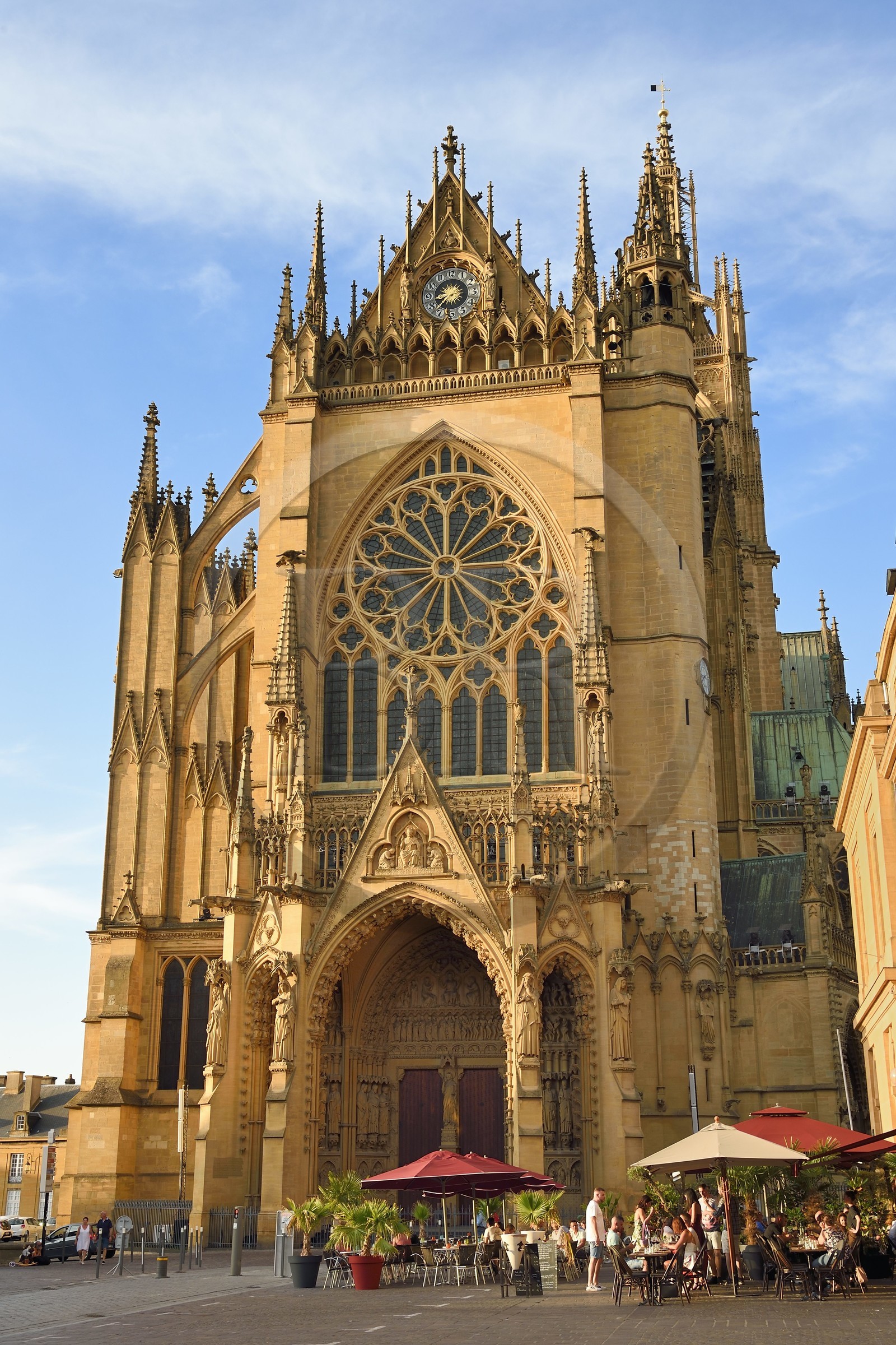 France, Moselle (57), Metz, la cathédrale Saint-Etienne en pierre de Jaumont, la facade occidentale au-dessus du portail principal dit portail de la Vierge et terrasse de Café place Jean Paul 2