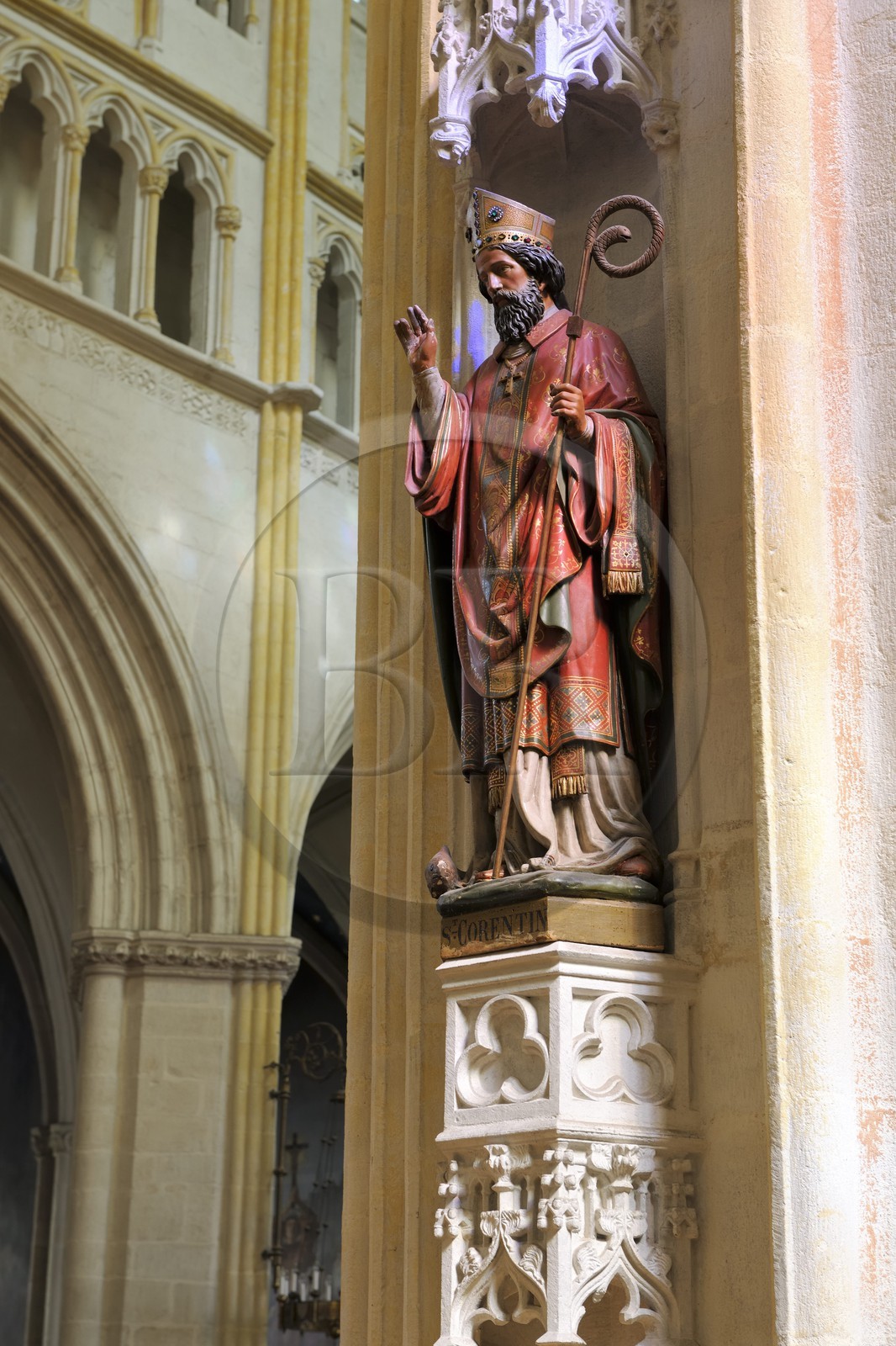France, Finistère (29), Quimper, la cathédrale Saint-Corentin, statue de Saint-Corentin France, Finistère (29), Quimper, la cathédrale Saint-Corentin, statue de Saint-Corentin
