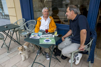 France, Côte-d'Or (21), Dijon, zone classée Patrimoine Mondial de l'UNESCO, terrasse du Bar Nuage place Bossuet, le journaliste Gérard Bouchu rédacteur en chef du magazine Pompon et Bingbang, deux regards décalés sur la vie culturelle et gastronomique de Dijon et sa région, avec son editeur Richard Patouillet