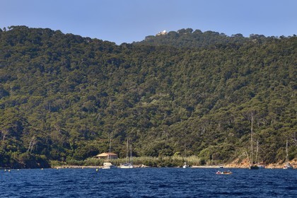 France, Var (83), Iles d'Hyères, Parc national de Port Cros, Ile de Port-Cros, baie de Port-Man, le Fortin de la Vigie en arrière plan, utilisé actuellement par la DGA Essais de missiles comme base de mesure des trajectoires de ces derniers lors des lancements à partir de l'Ile du Levant