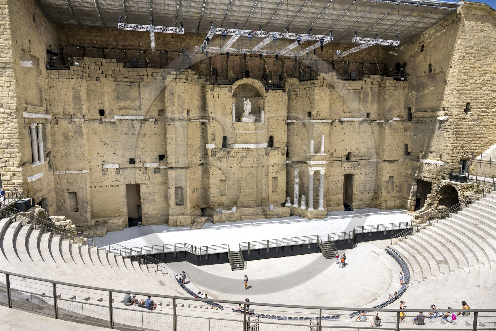 France, Vaucluse (84), Orange, le théatre antique classé Patrimoine Mondial de l'UNESCO, construit sous le règne d'Auguste au Ier siècle, la niche du mur de scène abrite une statue colossale dite de l'empereur Auguste de 3,50 m de haut dont la tête n'est pas d'origine