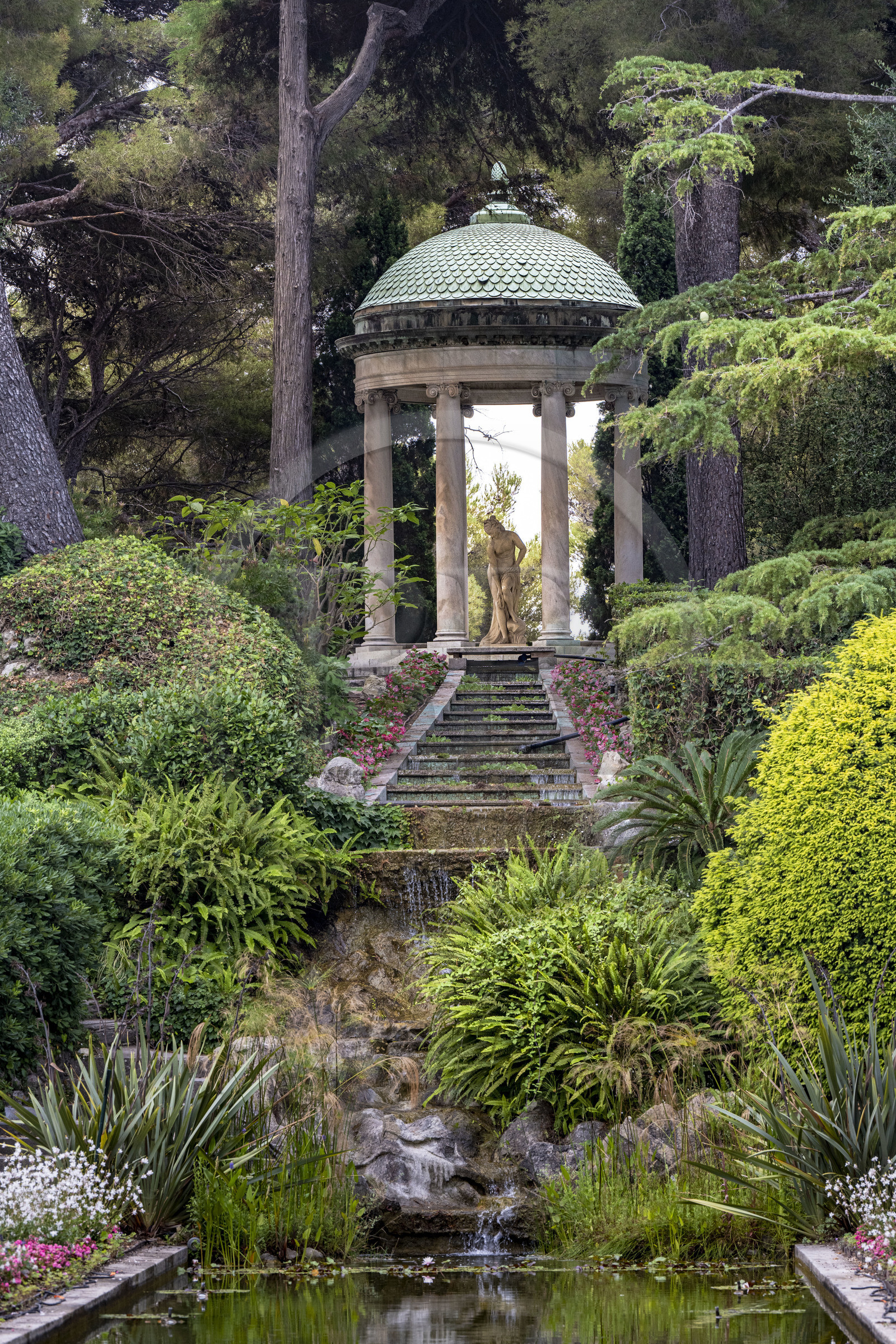 France, Alpes-Maritimes (06), Saint Jean Cap Ferrat, Villa et Jardins Ephrussi de Rothschild, le temple de l'Amour au dessus du bassin France, Alpes-Maritimes (06), Saint Jean Cap Ferrat, Villa et Jardins Ephrussi de Rothschild, le temple de l'Amour au dessus du bassin