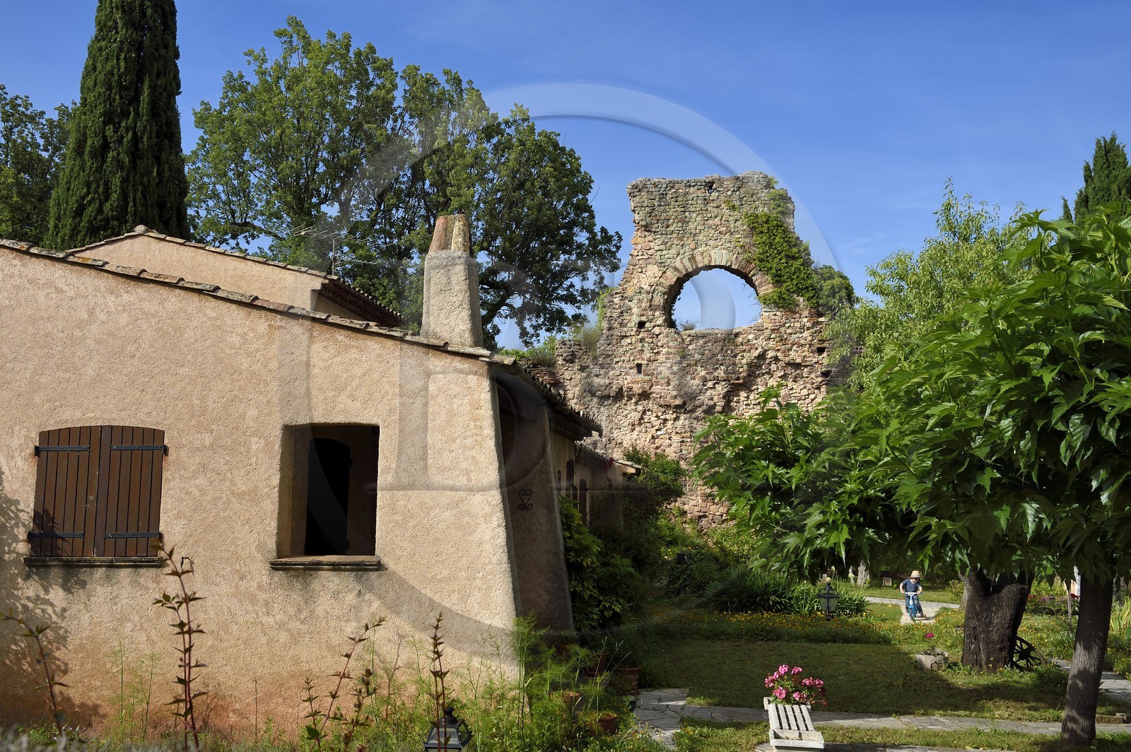France, Var (83), Fréjus, Forum Julii, l'aqueduc romain du Ier siècle av. J-C intégré aux remparts Est de la ville romaine vers la Porte de Rome, il cloture le jardin d'une maison de particulier